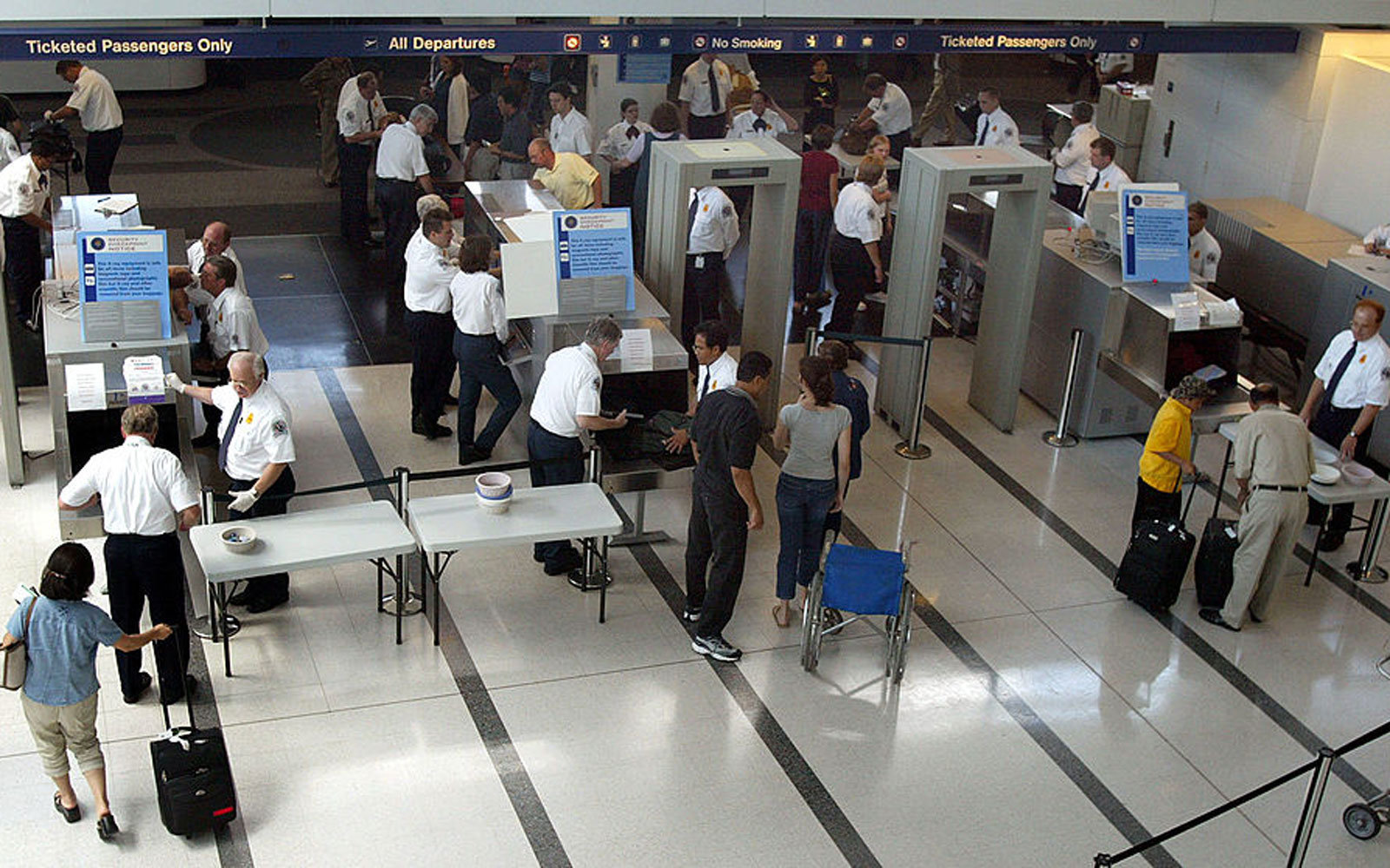 airport-tsa-checkpoint-CBDFLIGHT0519